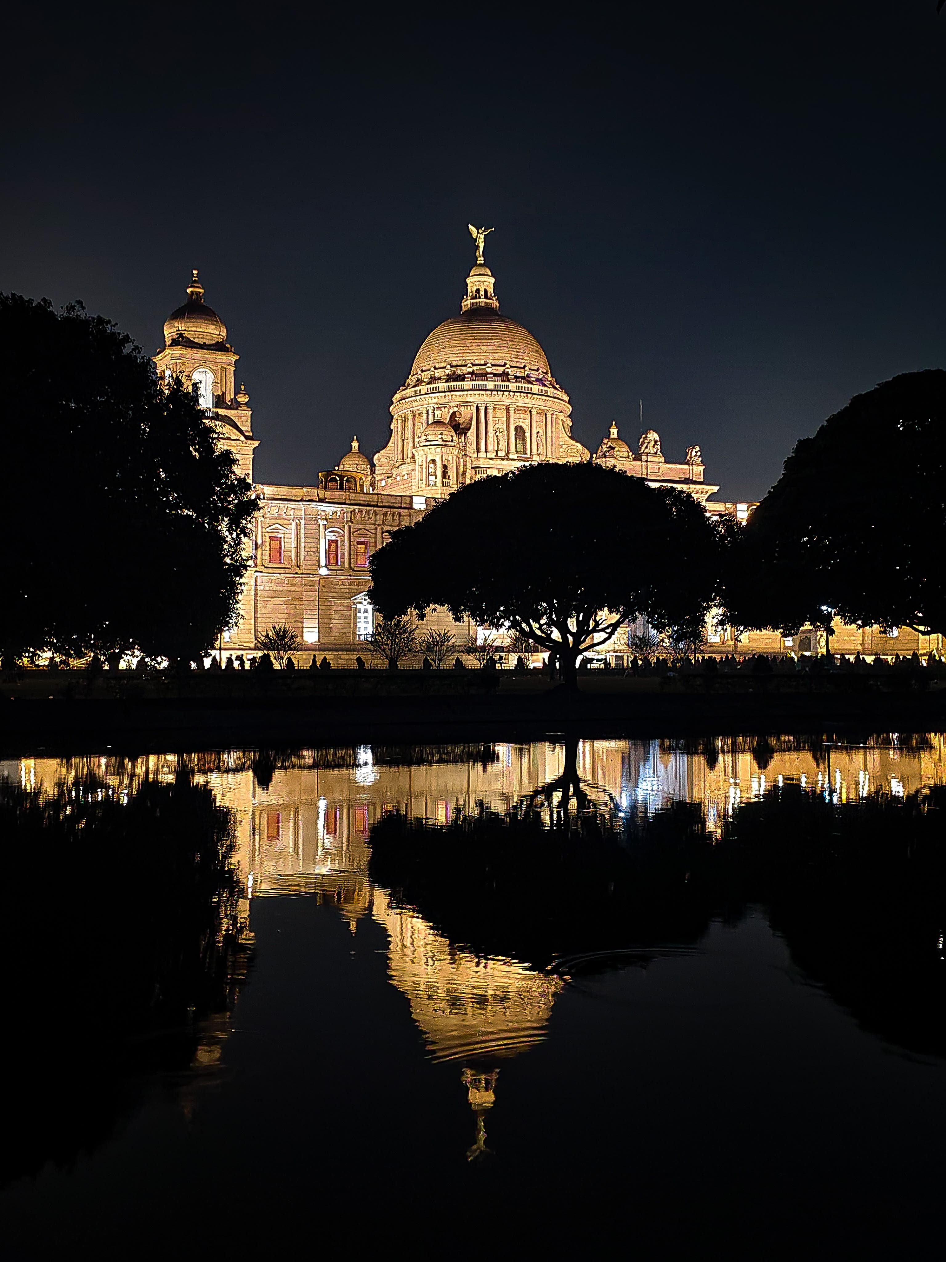 Victoria glowing like a dream under the night sky ✨🌙